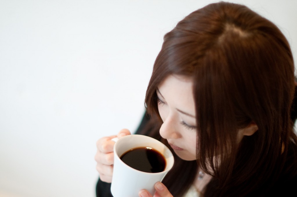 コーヒーを飲む女性